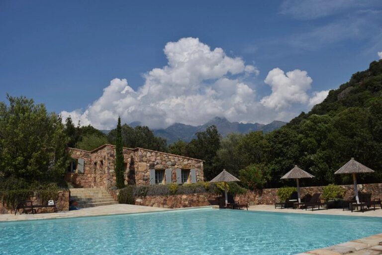 Casa con jardín en Coatepeque, salida a Colomba